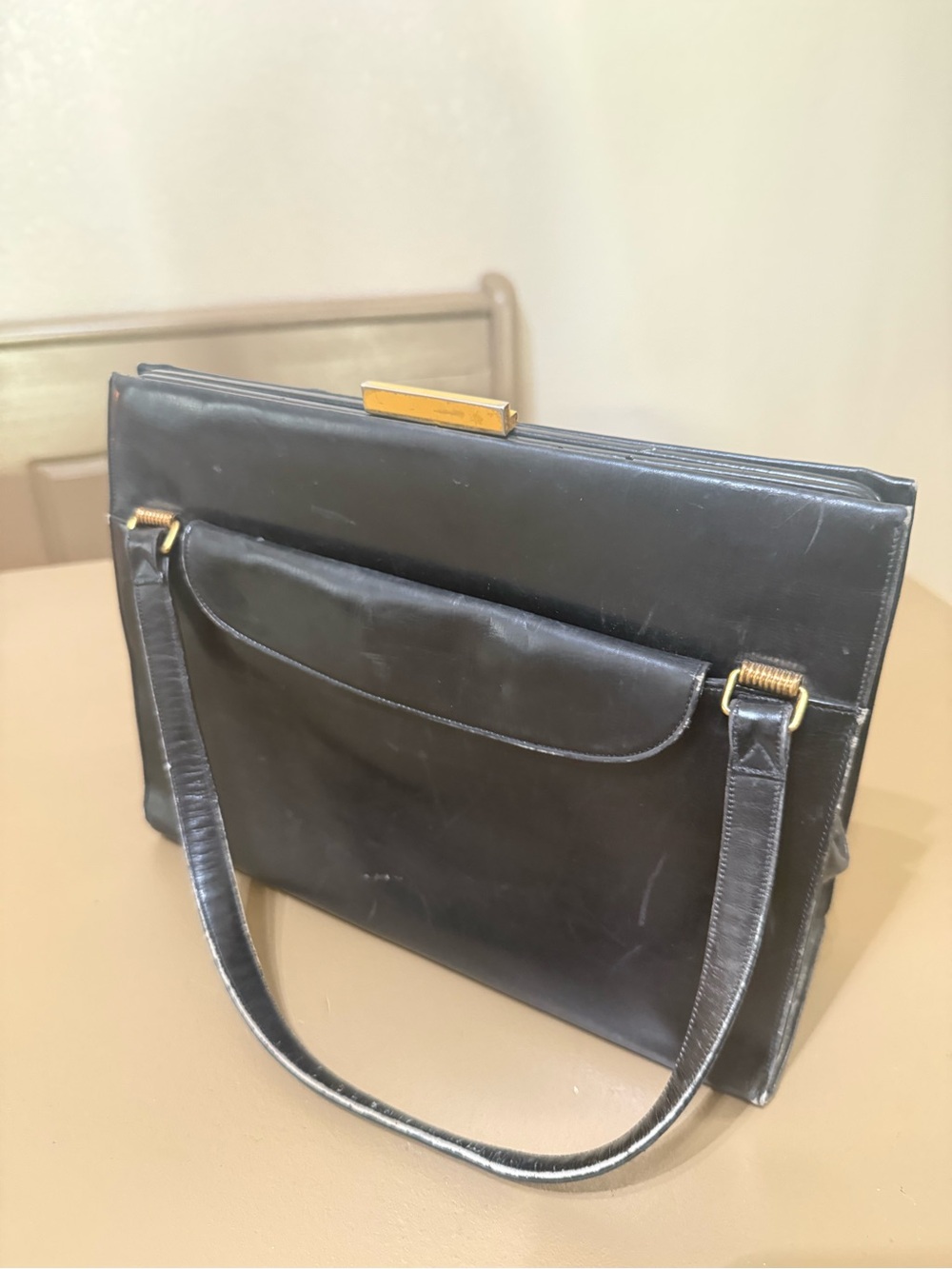 Classic Black Leather Shoulder Bag - Timeless Professional Style